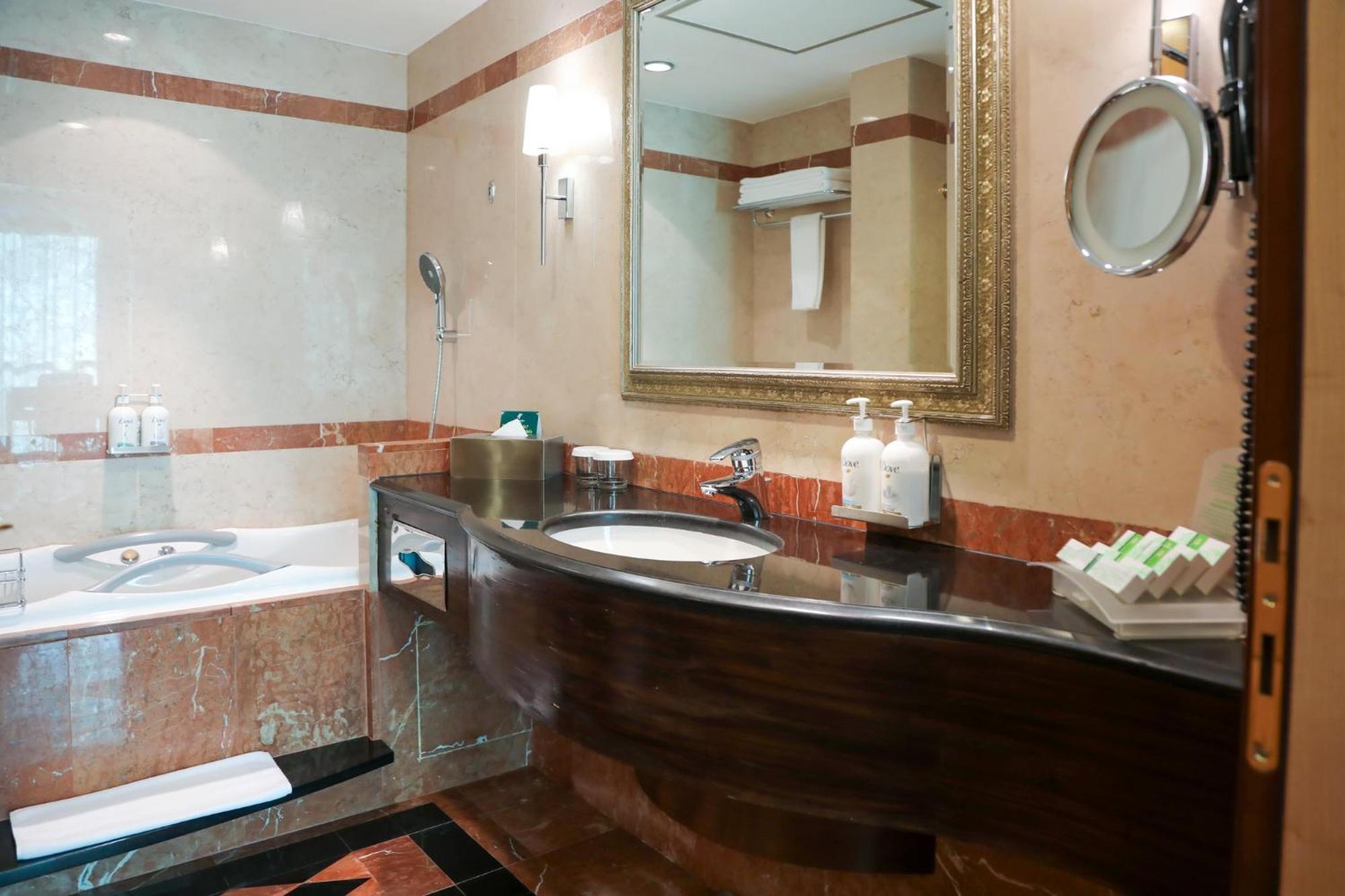 One-Bedroom King Suite with Kitchen,1629890216:JPEG